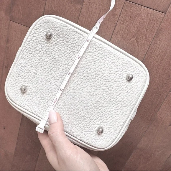 Elegant off White Leather Bucket Tote Bag with silver horse charm - Picture 5 of 13